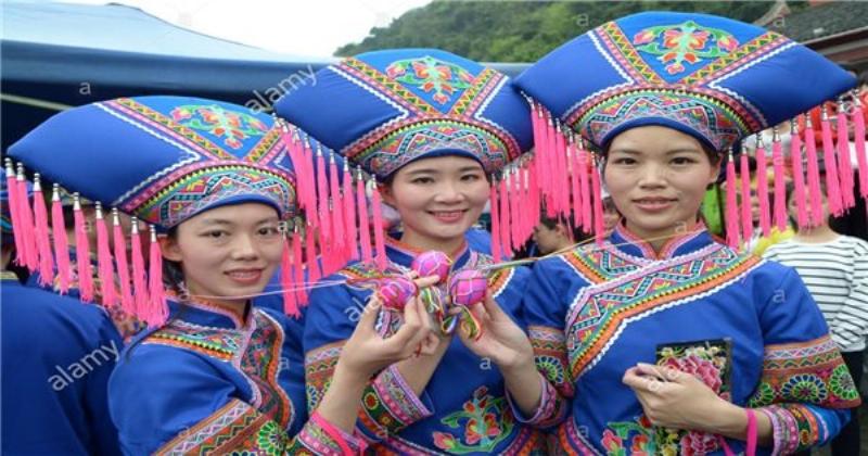 Người dân tộc thiểu số vùng núi Trung Quốc trong trang phục truyền thống